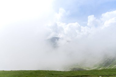 dağ zirveleri ve sisli arka planda bulutlar