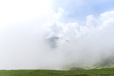 Dağ manzarası. Romanya 'nın dağlık bölgeleri. Yazın bulutlu dağlar