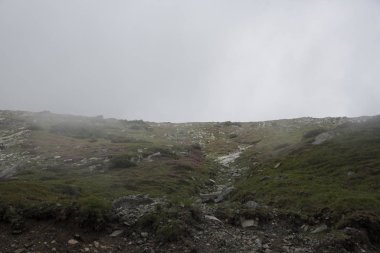 Sis dolu bir dağ. Dağlara ve bulutlara,.