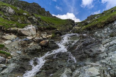 Dağları ve kayaları olan dağ manzarası