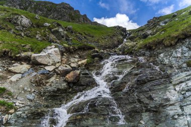 Dağlardaki dağ nehri