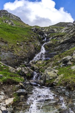 Dağlardaki dağ deresi