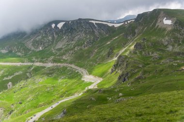 Vadi ve dağlarla kaplı dağ manzarası