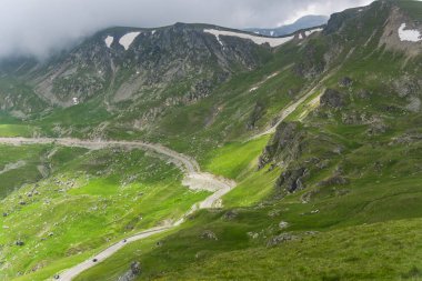 Dağlarla kaplı dağ manzarası