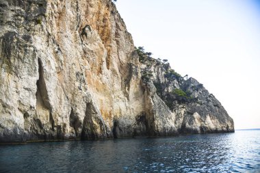 Uçurumdan deniz manzarası