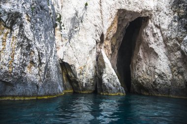 Dağlardaki mağara.