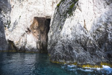 Mağaradan deniz manzarası