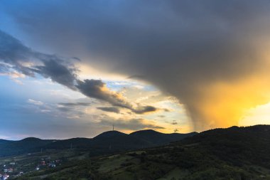 Dağın üzerinden gün batımı