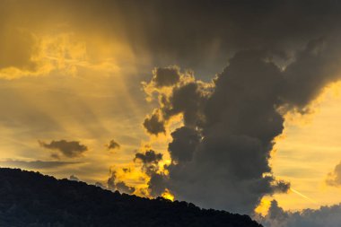 Bulutlu ve güneşli dramatik gün batımı