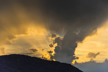 Dağlarda gün batımı