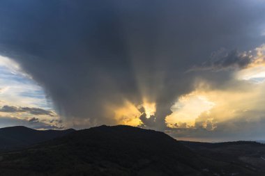 Dağlarda gün batımı