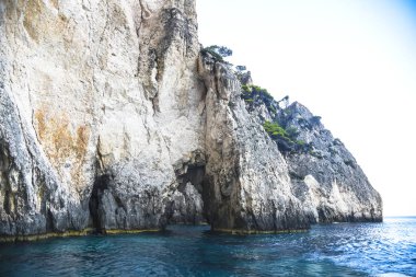 Uçurumdan deniz manzarası