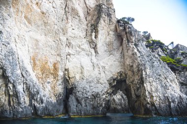 Uçurumdan deniz manzarası