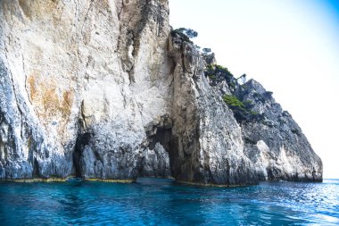 Uçurumdan deniz manzarası