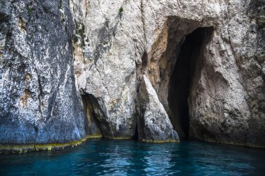 Mağaradan deniz manzarası