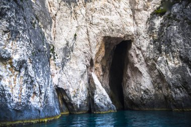 Dağlardaki mağara.