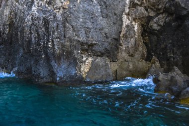 Kayanın tepesinden deniz manzarası
