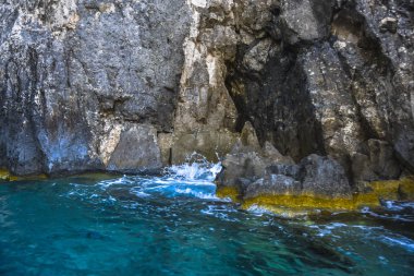 kayalar ve deniz suyu