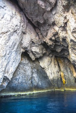 Dağlardaki mağara.