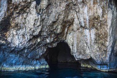 Dağlardaki mağara.