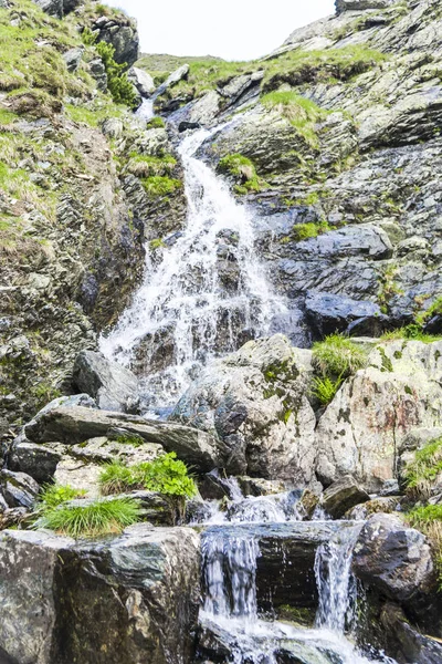 Dağlarda Şelale — Stok fotoğraf