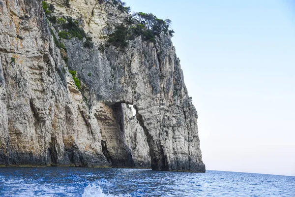 Wunderschöne Meereslandschaft Mit Großen Felsen Und Bergen — Stockfoto