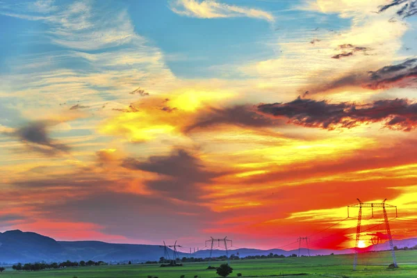 Gün Batımı Bulutlar Güneşle Tarlanın Üzerinde — Stok fotoğraf