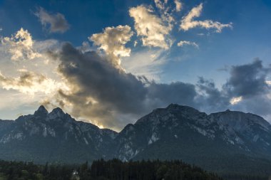 Bulutlu ve mavi gökyüzü olan dağ manzarası