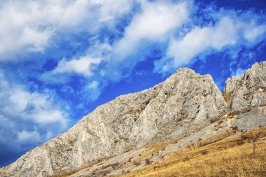 Mavi gökyüzü olan dağ manzarası