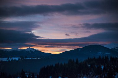 Dağlarda gün batımı
