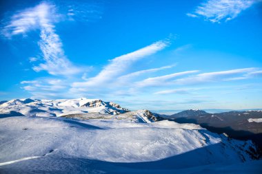 Karlı dağlarla güzel kış manzarası