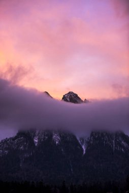 dağlarda mor günbatımı