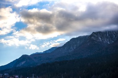 Bulutlu ve mavi gökyüzü olan dağ manzarası