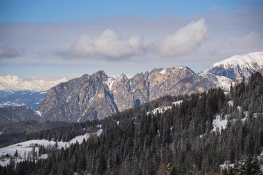 Kışın dağların manzarası