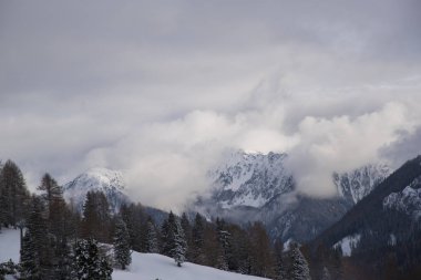 Kışın dağların manzarası