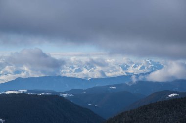 Dağlarla ve bulutlarla kaplı dağ manzarası