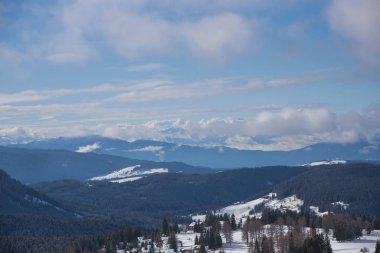Kışın dağların manzarası