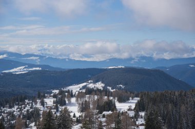 Kışın dağların manzarası