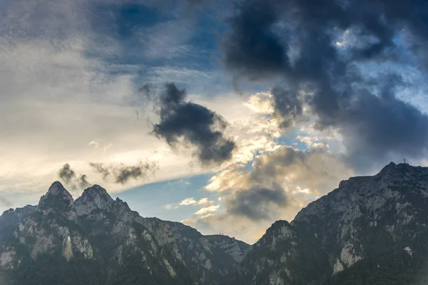 Berglandschap Met Wolken Blauwe Lucht — Stockfoto