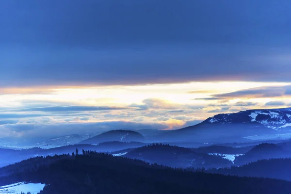 Berglandschaft Mit Nebel Und Wolken — Stockfoto