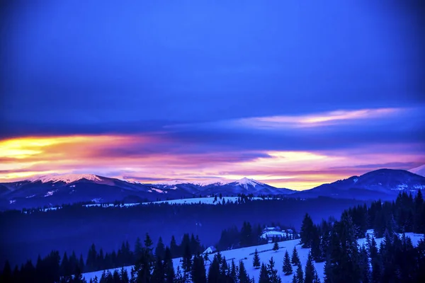 Paisaje Montaña Con Montañas Cubiertas Nieve — Foto de Stock