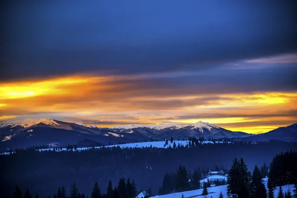Berglandschaft Mit Schneebedeckten Bergen — Stockfoto