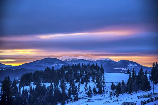Karla Kaplı Dağlarla Kaplı Kış Manzarası — Stok fotoğraf