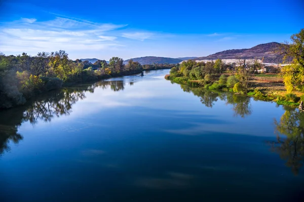 Baharda güzel göl manzarası