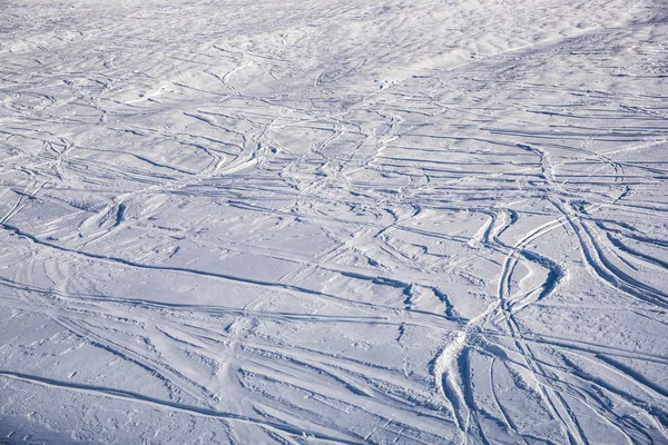 雪地里的滑雪坡 — 图库照片