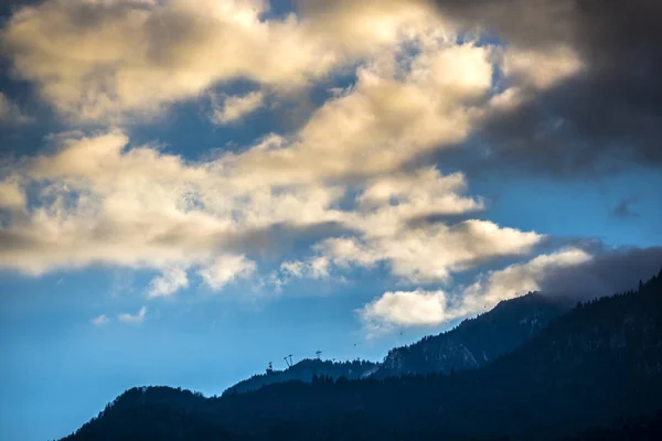 Paisaje Montaña Con Nubes Sol — Foto de Stock