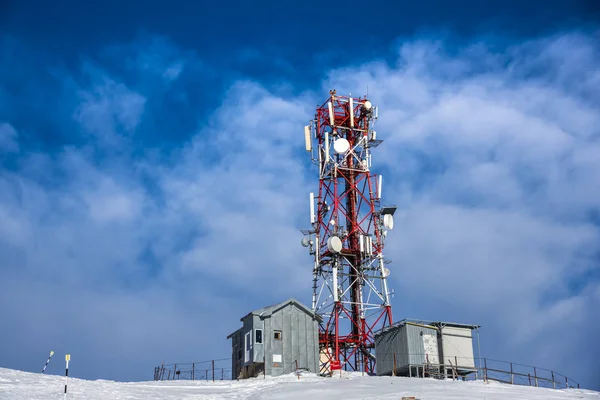 Mavi Gökyüzü Olan Telekomünikasyon Kulesi — Stok fotoğraf