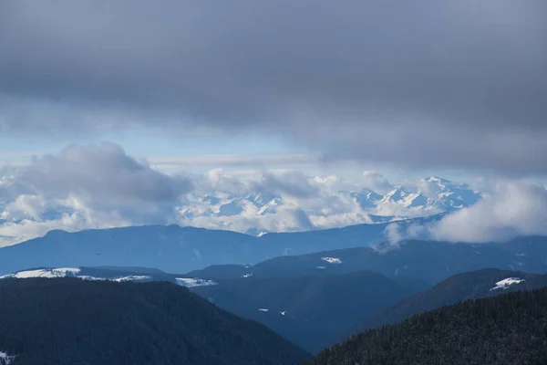 Berglandschaft Mit Wolken Und Bergen — Stockfoto