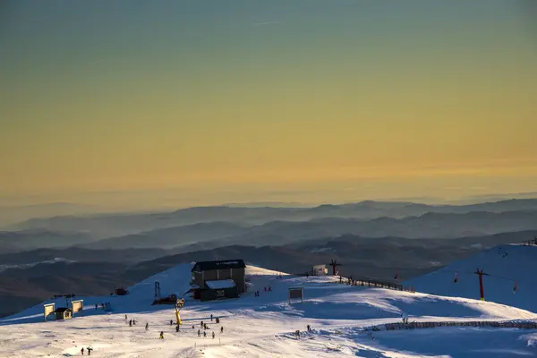 Karla Kaplı Dağlarla Kaplı Kış Manzarası — Stok fotoğraf