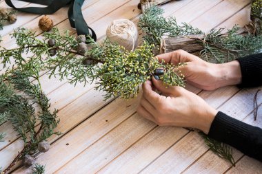 İş yerinde çiçekçi: ahşap bir çelenk Noel ile oluşturma  